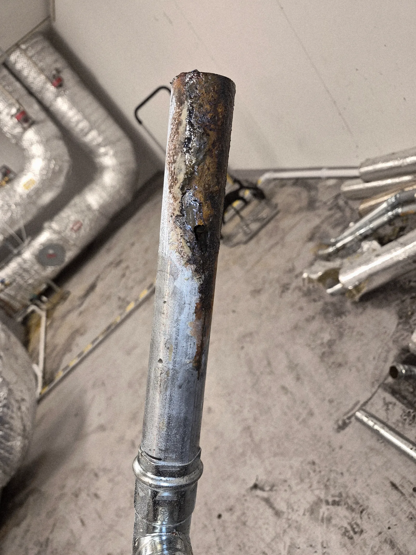 Stående avloppsrör i metall med kraftig invändig rostbildning