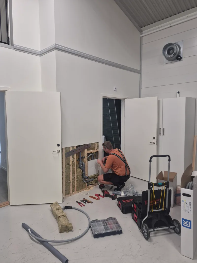 Badrum under rivning där väggar öppnats och rörinstallationen ligger fri